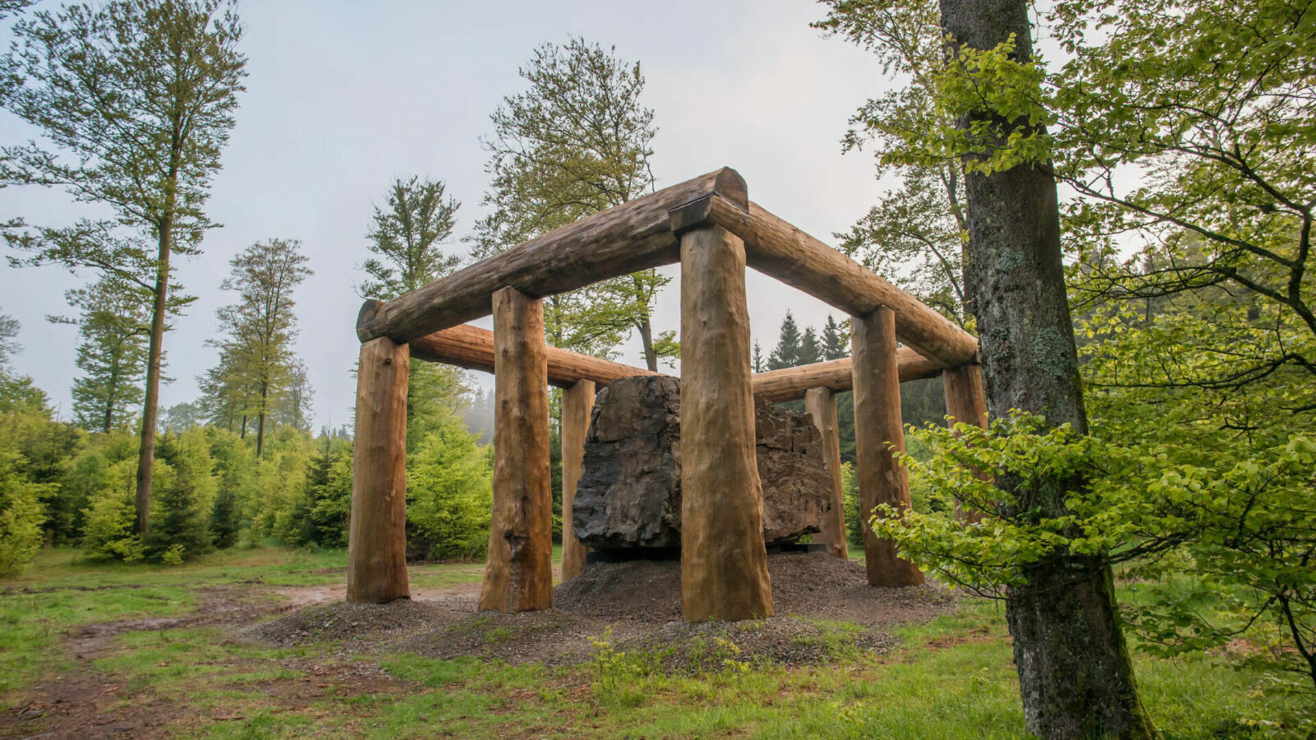 Skulptur "Stein-Zeit-Mensch" am WaldSkulpturenWeg im Sauerland