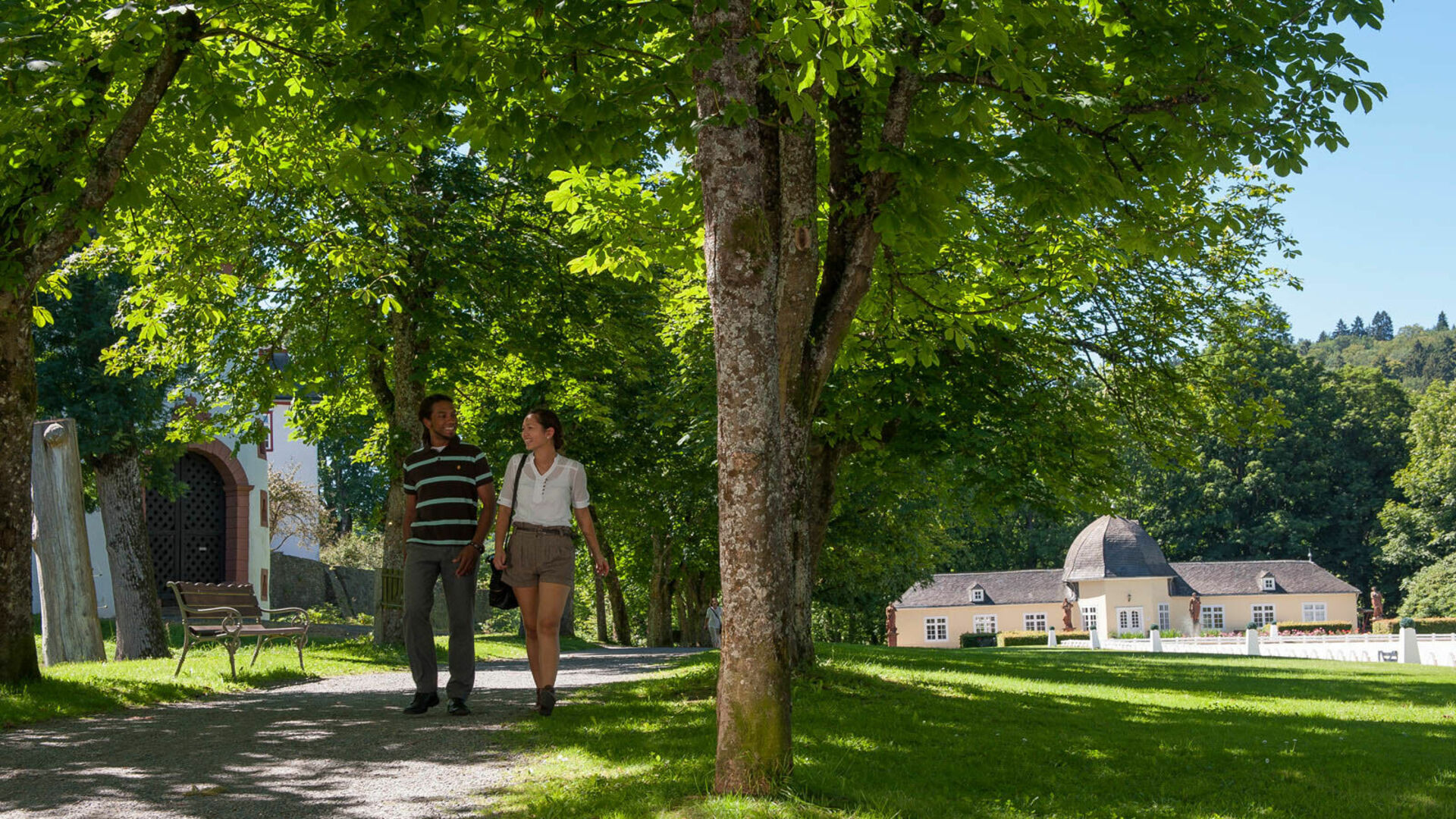 Wanderer im Schlosspark von Bad Berleburg