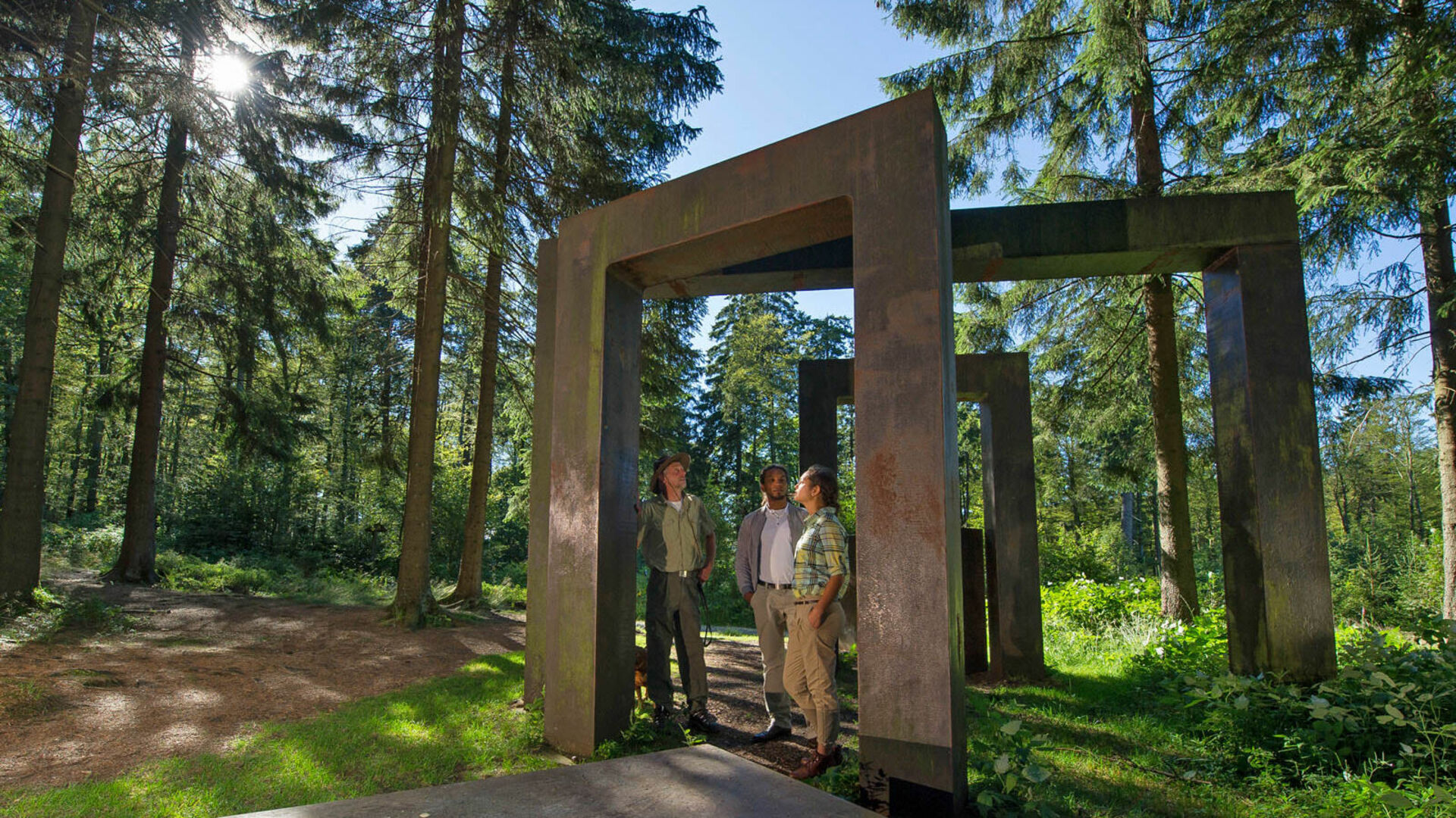 Skulptur "Kein leichtes Spiel" am WaldSkulpturenWeg bei Schanze im Sauerland