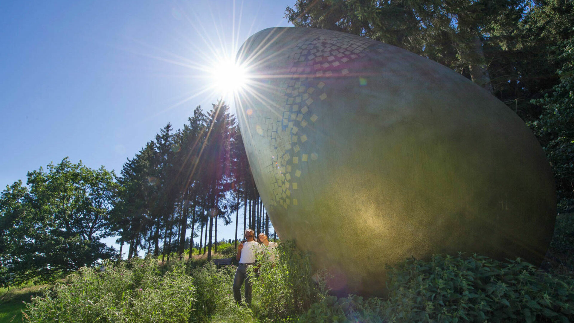 Skulptur "Was war zuerst" (Das Goldene Ei) am WaldSkulpturenWeg im Sauerland