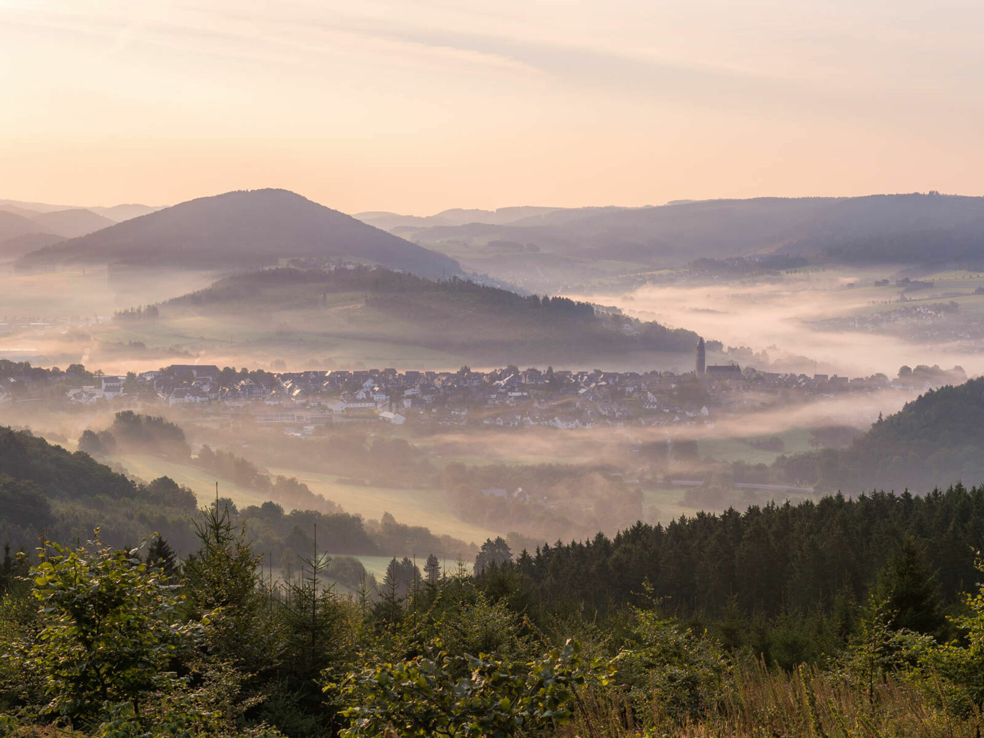 Blick auf Schmallenberg im Frühnebel