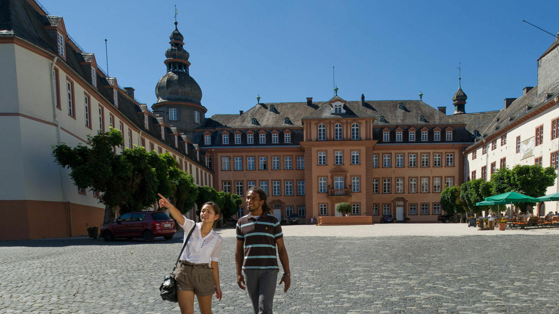 Wanderer vor dem Schloss von Bad Berleburg